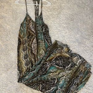 Adorable print maxi dress 👗 super flattering